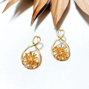 Gold flower earrings T50